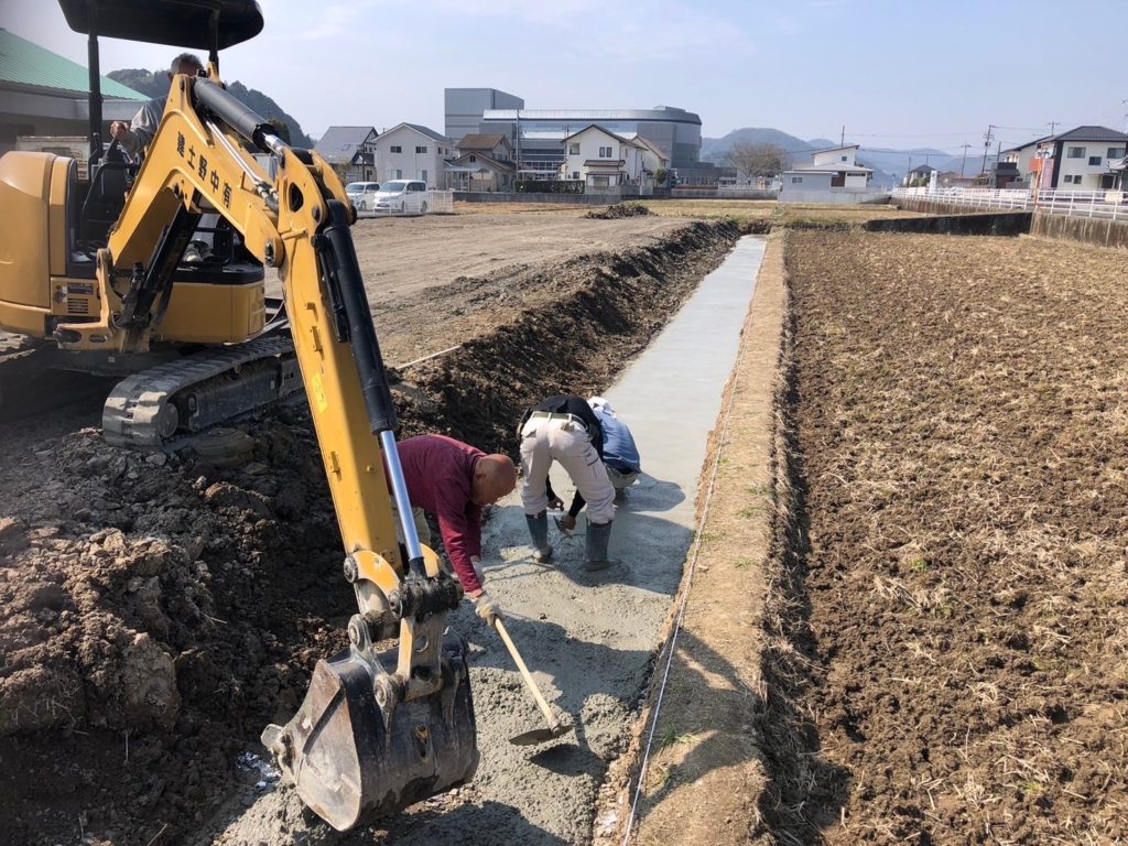 まずは墨出しをするためにコンクリートを打っていきます。