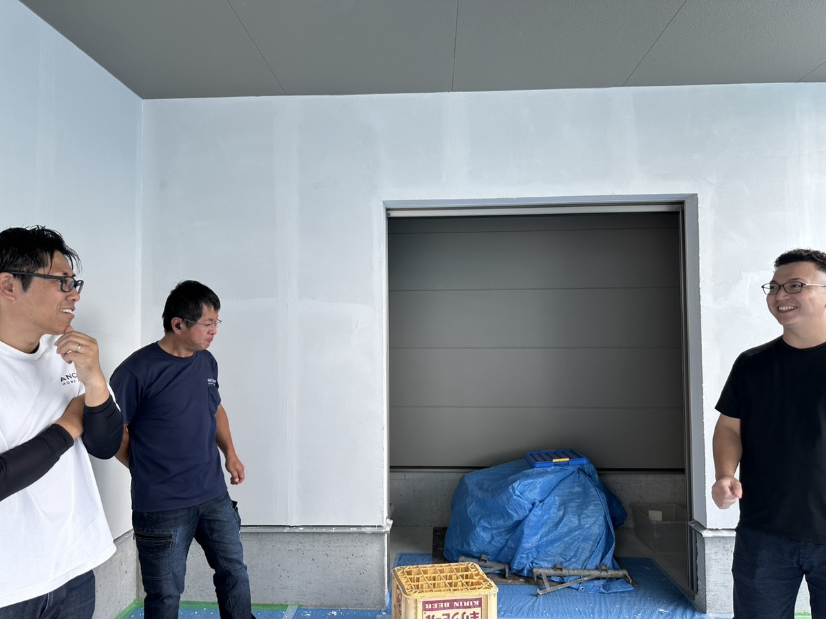 建築現場でスタッフとお施主様が現場を確認しながら雑談している写真