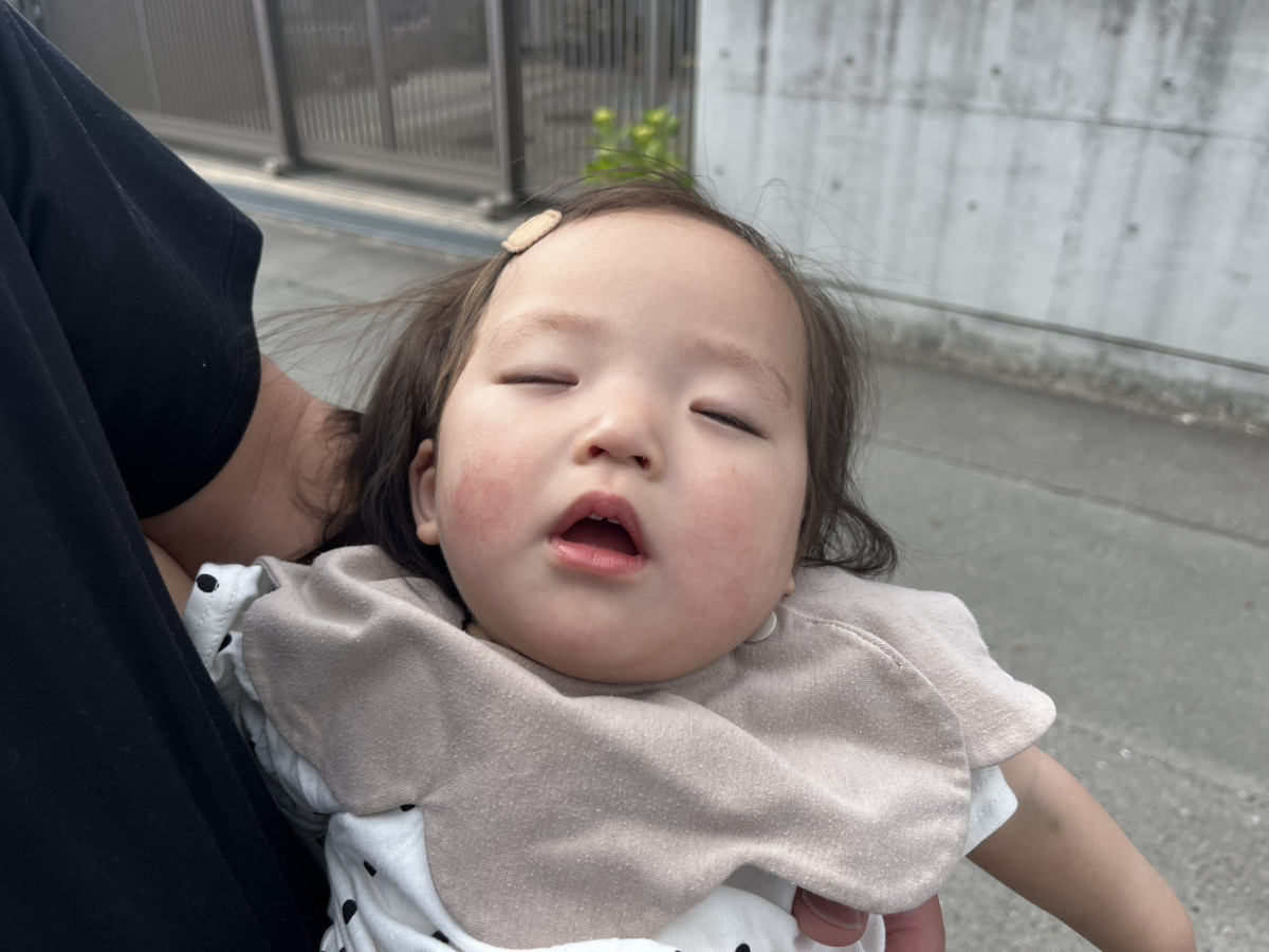 お施主様に現場を確認いただいている最中に娘様が寝てしまった写真