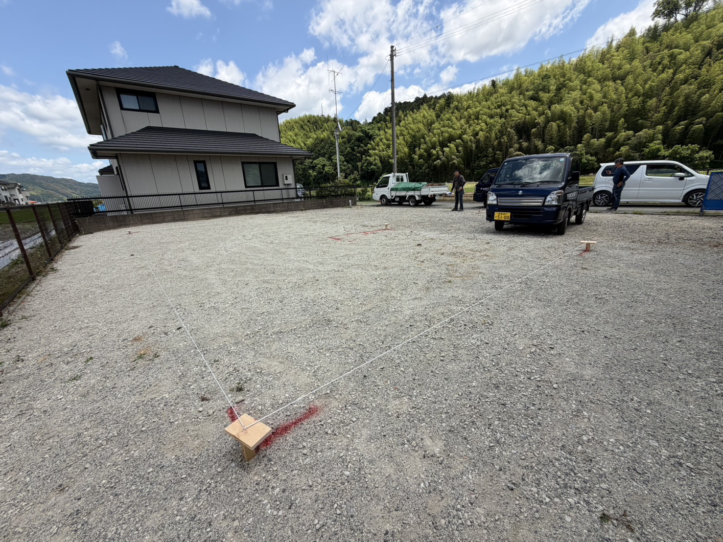 敷地に白い糸が張られ、これから建つ家の輪郭がわかるようになったT様邸の現場