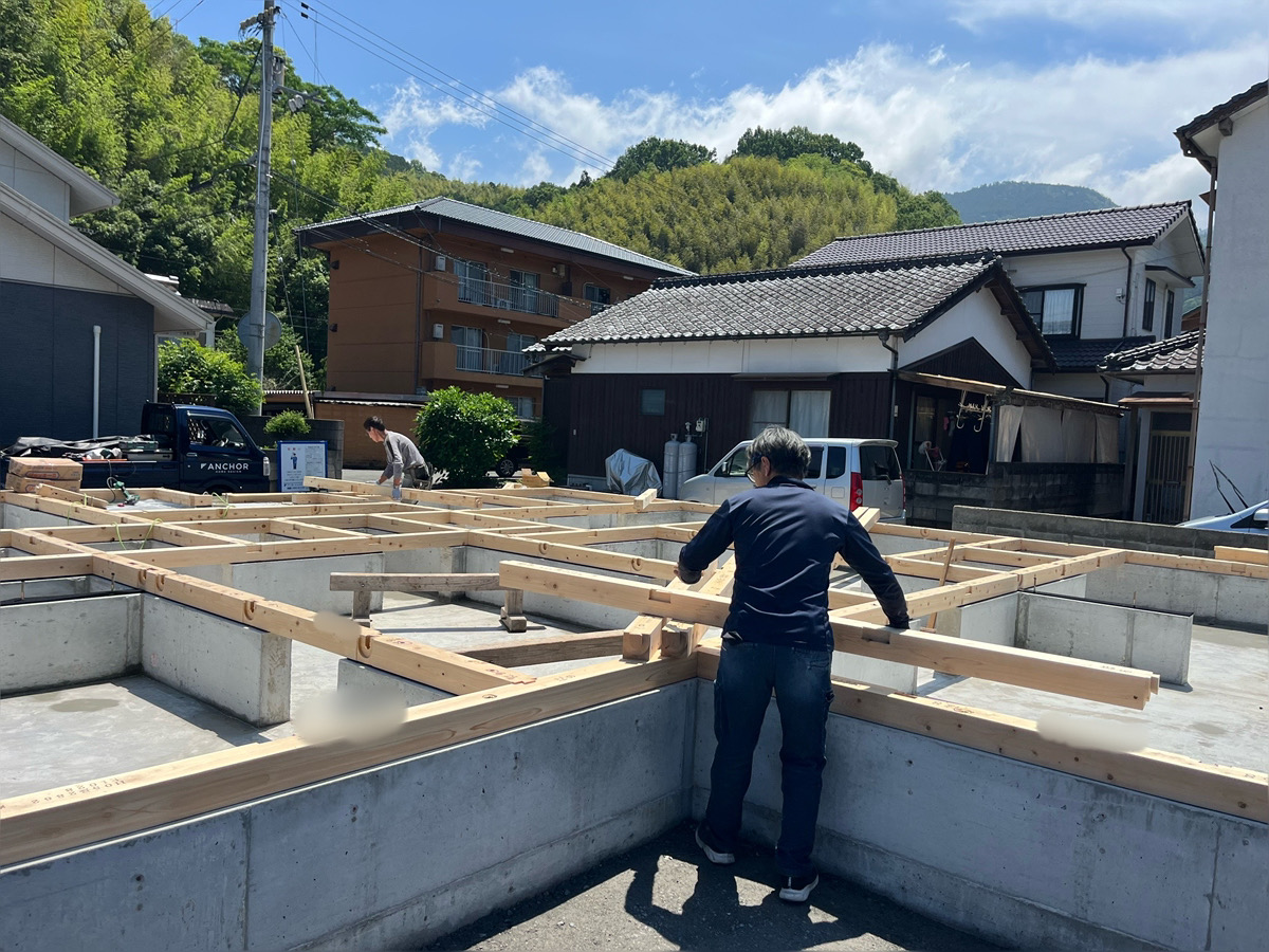 複数人のスタッフで連携し、格子状に土台を組み上げていく施工風景