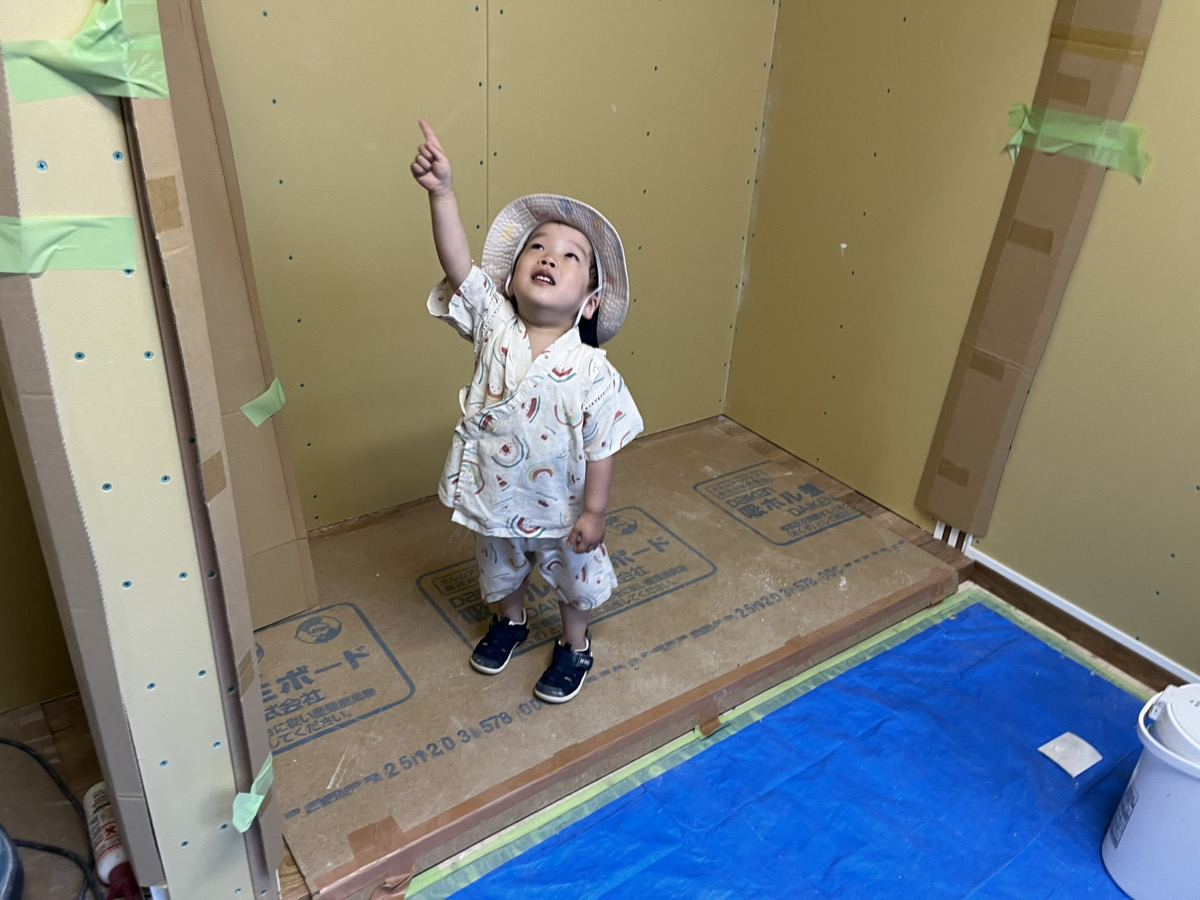 お兄ちゃんが室内の天井付近を指差してワクワクしている様子