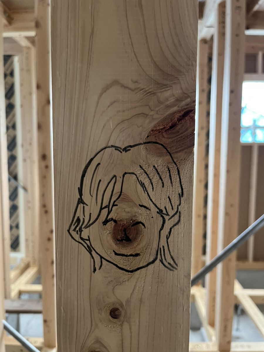O様邸の柱に描かれた、笑顔が素敵な奥様の似顔絵