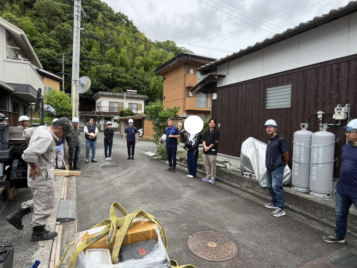 宇和島市川内O様邸の上棟式前に、施主様とスタッフ全員で行っている朝礼の様子