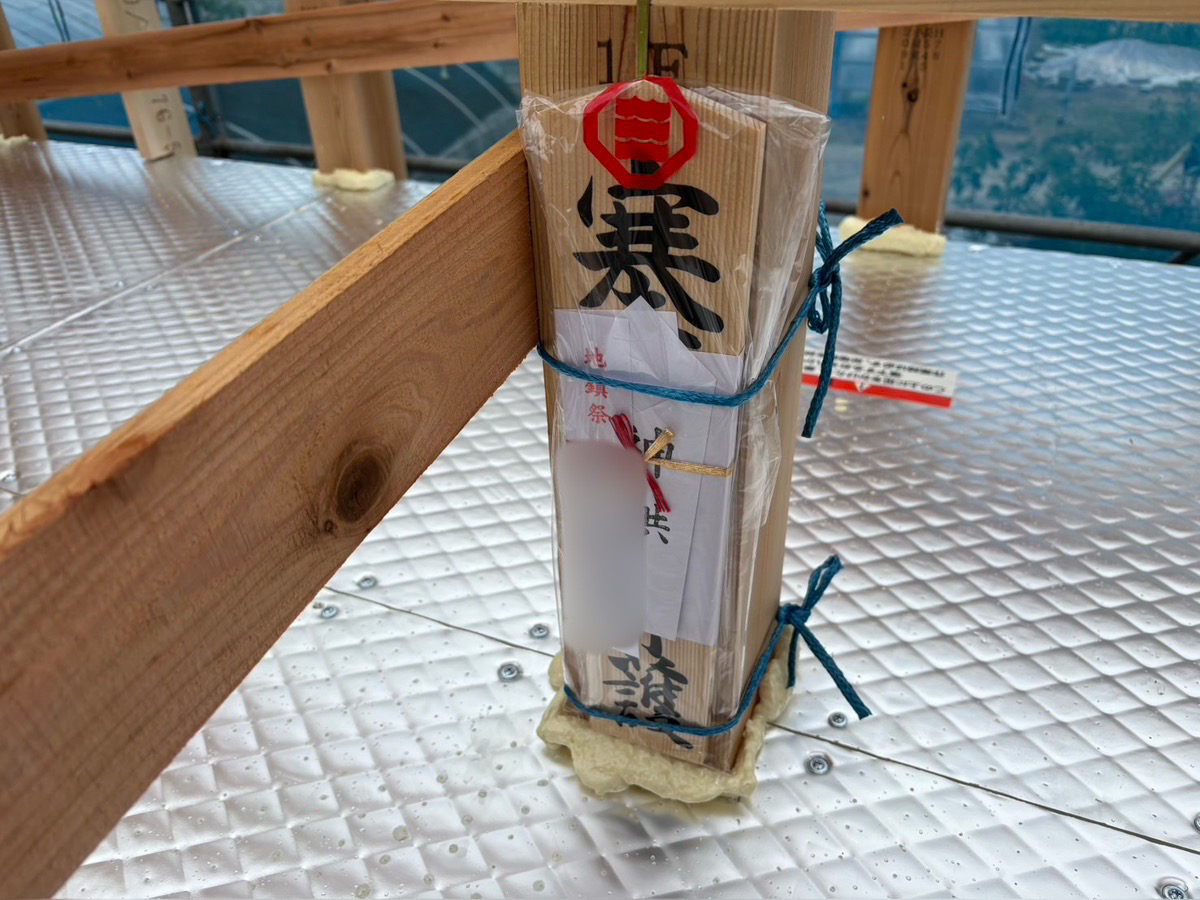 無事に上棟を終え、柱にしっかりと取り付けられた御札