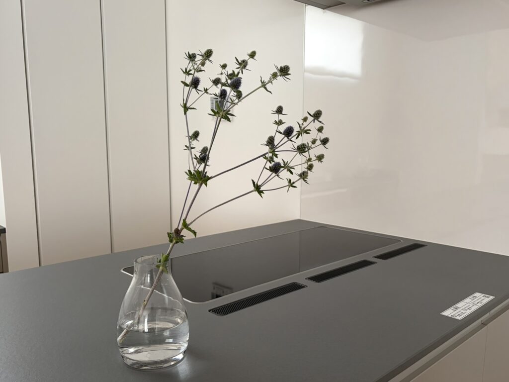 キッチンに季節の花を飾り、空間を華やかに演出した完成見学会のコーディネート